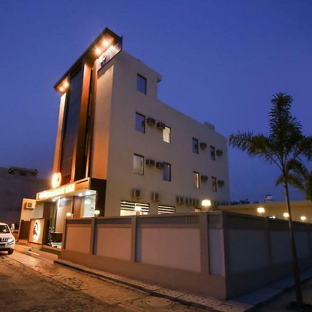 Hotel Grand Sparrow Inn Агра Экстерьер фото
